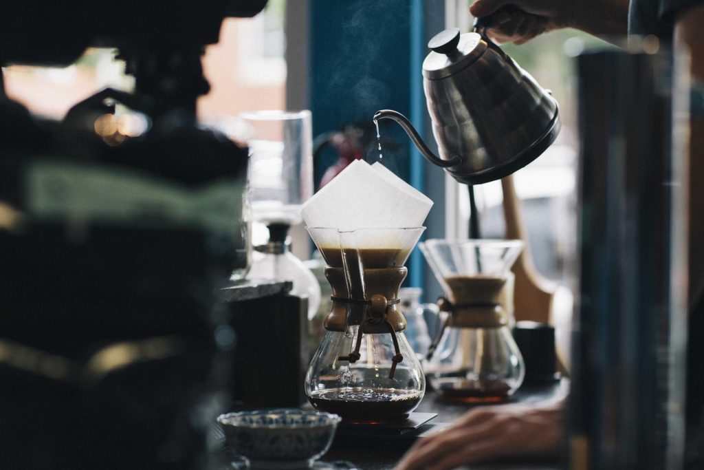 Preparazione del caffè con filtro in un bar