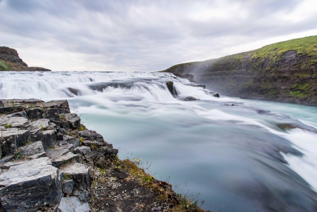 Cascata fra le rocce con l'acqua in lunga esposizione
