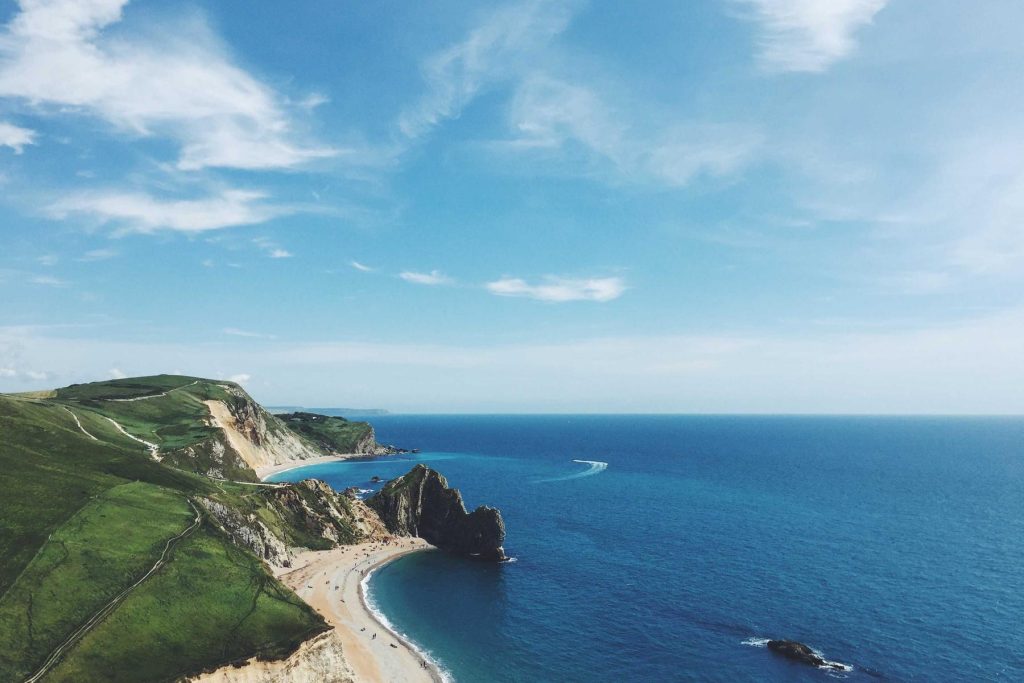Costa con scogliere bianche e mare turchese