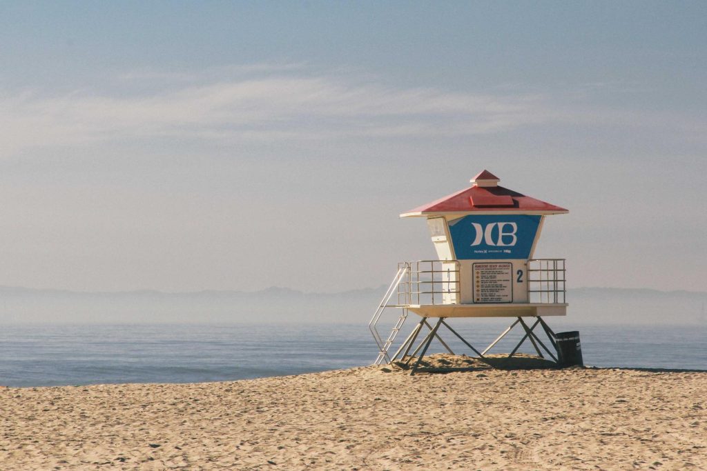 Torretta del bagnino su una spiaggia deserta